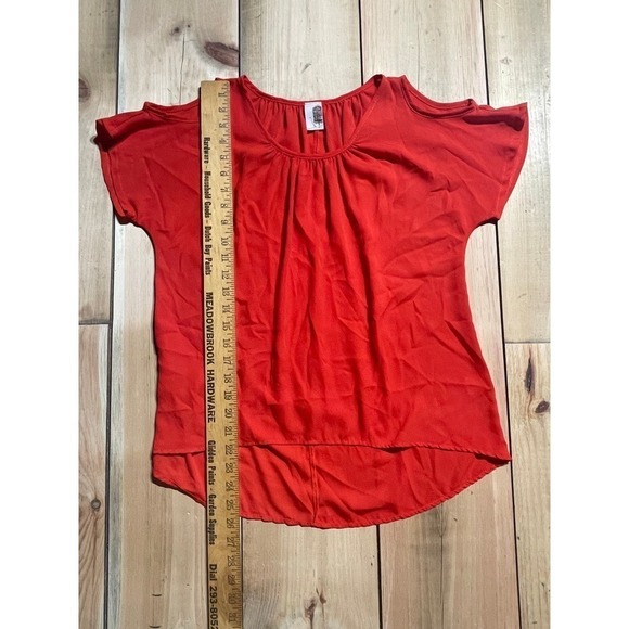Francesca's Women's Red blouse/Top. Open Shoulders. Bird Cage Label. Small. - Picture 5 of 5